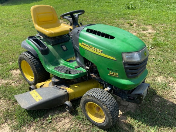 Zahradní traktůrek John Deere L120B Zahradní traktůrek John Deere L120B