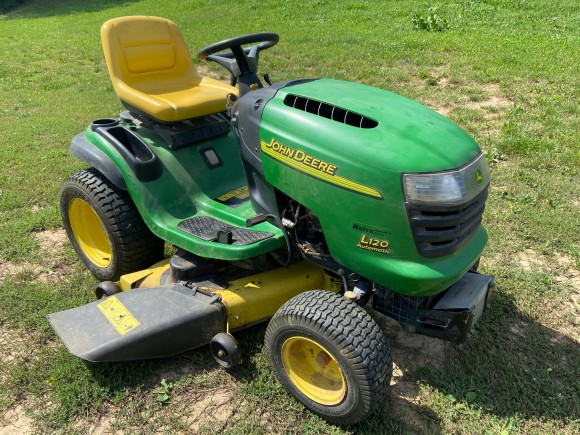 Zahradní traktůrek John Deere L120B